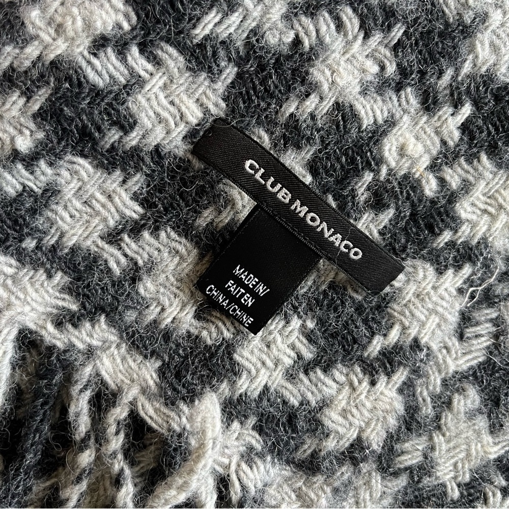 Classic Black and Grey Houndstooth Wrap with Fringe club Monico - Picture 4 of 5